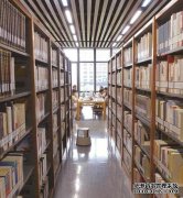 北京很多大专院校的学生假期图书馆里忙“充电” 北京很多大专院校的学生假期图书馆里忙“充电”