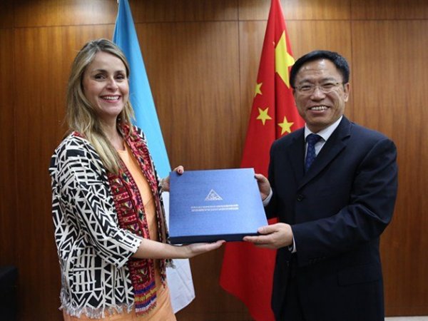 李元平副局长会见阿根廷农业产业部农业产业市场国务秘书比尔切尔女士一行