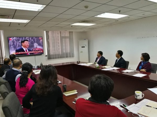 卫生司收看十九届中央政治局常委同中外记者见面会